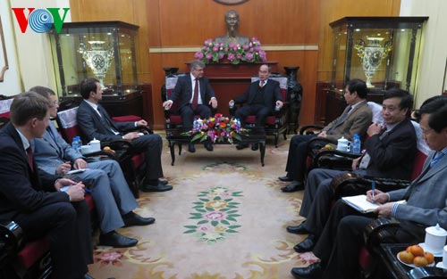 ປະທານສູນກາງແນວໂຮມປະເທດຊາດຫວຽດນາມຕ້ອນຮັບທູດສະຫະພັນລັດເຊຍ